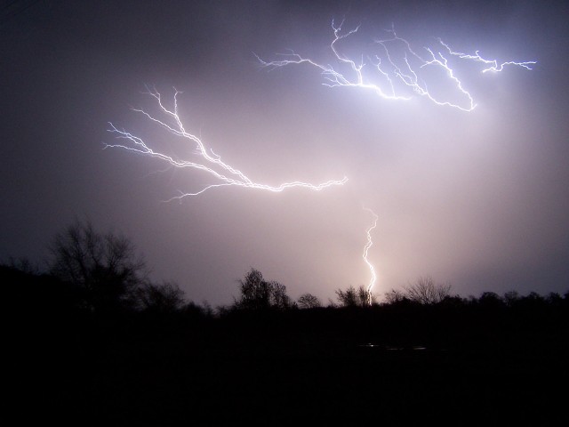 Wyładowanie atmosferyczneInstalację odgromową najczęściej instaluje się w budownictwie mieszkalnym i tam, gdzie przebywa dużo ludzi. Składa się ona ze zwodów, przewodów uziemiających i odprowadzających oraz uziomu i zacisków probierczych.