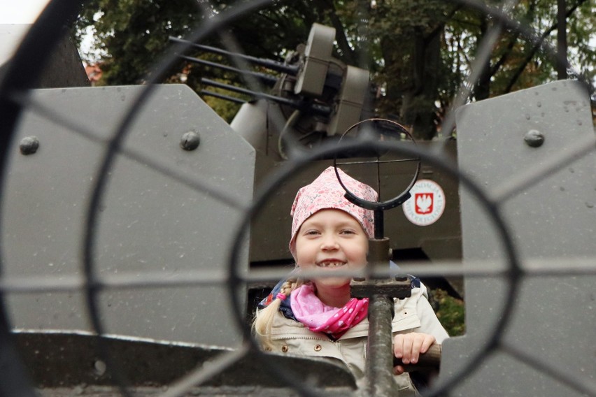 Piknik wojskowy, ekspozycja nowoczesnego sprzętu oraz historycznych pojazdów. Święto 19 Lubelskiej Brygady Zmechanizowanej. Zdjęcia 