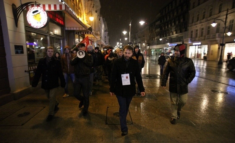 Demonstracja na ul. Piotrkowskiej. Podważają wyniki wyborów samorządowych