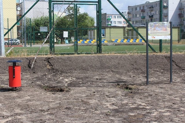 Przy ulicy Mogileńskiej w Pakości powstaje nowy plac zabaw. Jeszcze go nie otwarto, a już został okradziony.Do kradzieży doszło w nocy z piątku na sobotę. Złodzieje ukradli ławki, które kilkanaście godzin wcześniej zostały zamontowane. - Podczas kradzieży uszkodzone zostało przęsło ogrodzenia, które zostało już wymienione - informują urzędnicy pakoskiego ratusza.Byś może ktoś był świadkiem tego zdarzenia i pomoże ustalić sprawców. Policja czeka na informacje.