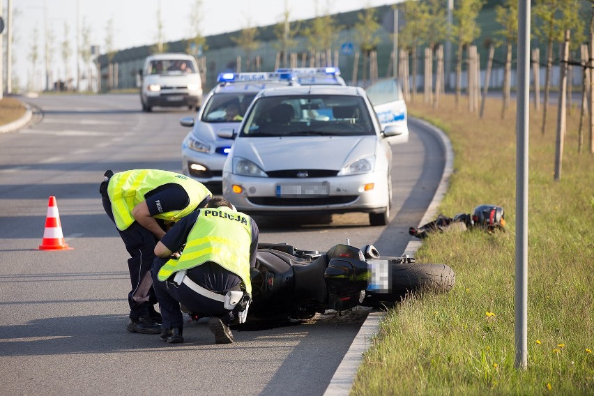 Wypadek na ringu z udziałem motocyklisty.