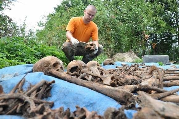 To kolejna mogiła ze szczątkami estońskich żołnierzy. Szczątki sześciu żołnierzy znaleziono obok pałacu w Ciepielowicach w sierpniu 2012 (na zdjęciu).