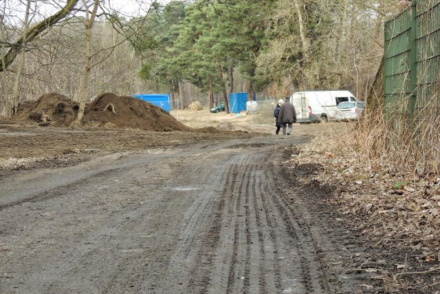 Droga w ubiegłym roku stała się traktem prowadzącym do basenu