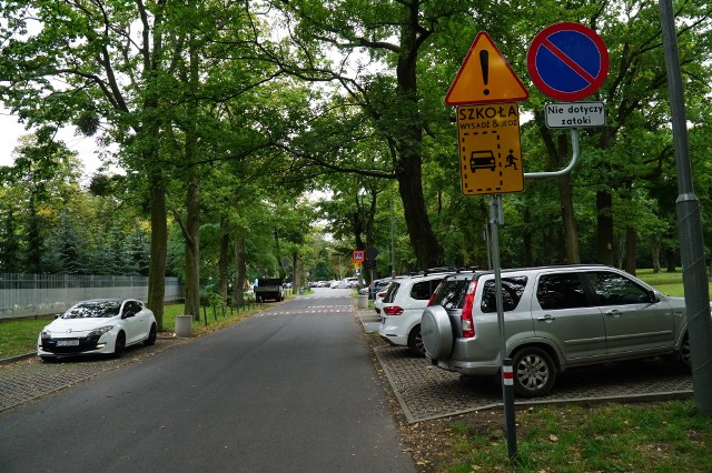 Przy ul. Brandstaettera w Poznaniu znajdują się dwie szkoły podstawowe - SP 38 oraz SP 83. Zarząd Dróg Miejskich wprowadza 15-minutowy zakaz wjazdu w tę ulicę, by zapewnić bezpieczeństwo dzieciom, dochodzącym do szkół. Zakaz ma obowiązywać od poniedziałku do piątku.