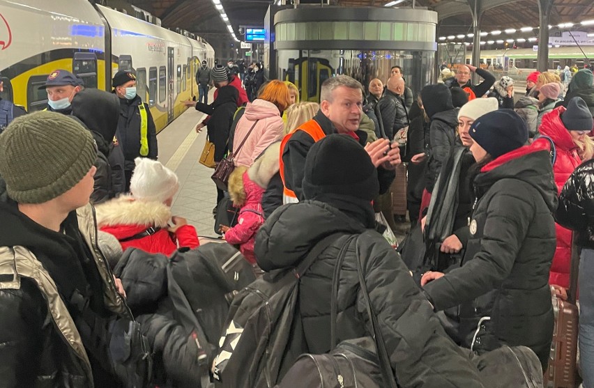 Pociąg Kolei Dolnośląskich dotarł do Przemyśla z darami i...