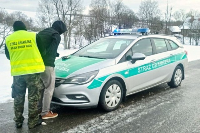 Funkcjonariusze z Placówki SG w Sanoku, po pościgu, zatrzymali obywatela Ukrainy, który przewoził imigrantów z Afganistanu i Turcji. Przemytnik porzucił pojazd wraz z pasażerami i usiłował ukryć się w lesie.