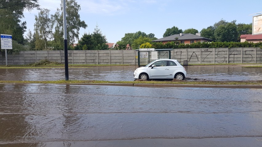 Burza w Łodzi. Nawałnica nad Łodzią. Powalone drzewa, gałęzie na drogach, zalane ulice [ZDJĘCIA]