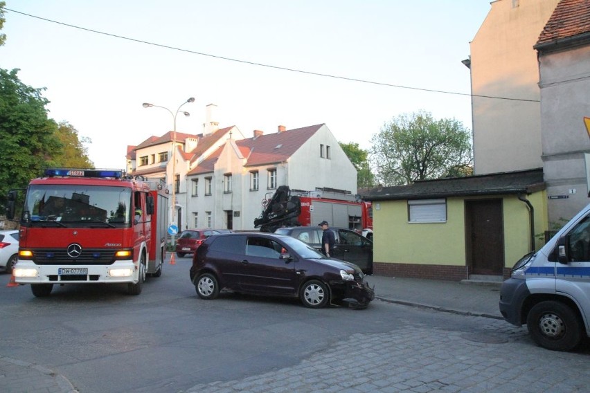 Wypadek w Leśnicy na skrzyżowaniu Dolnobrzeskiej, Wolskiej i...