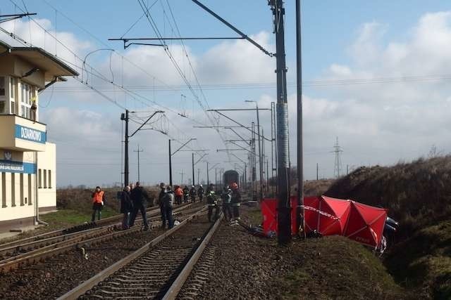 Kolejna tragedia niedaleko Inowrocławia. Zderzenie pociągu z autem osobowym. Dwie osoby nie żyją [ZDJĘCIA]