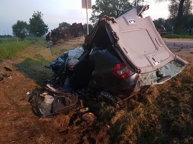 Na drodze wojewódzkiej nr 662 zderzyły się dwa samochody: osobowy i ciężarowy. Kierowca bmw został uwięziony w pojeździe.