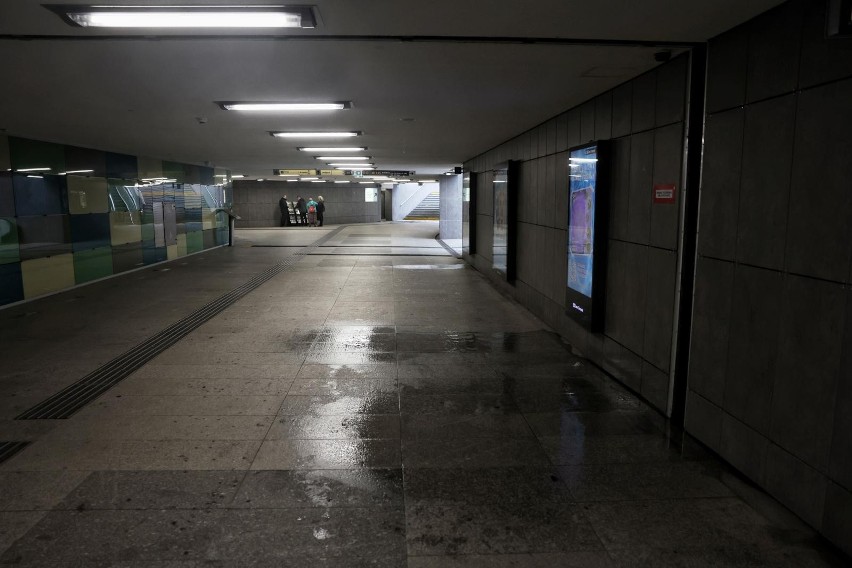 Przeciekające przejście podziemne pod Kaponierą w Poznaniu