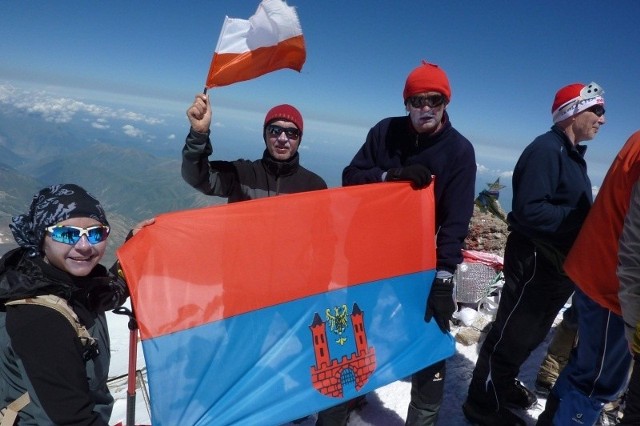 Flaga Prudnika na szczycie Elbrusa.