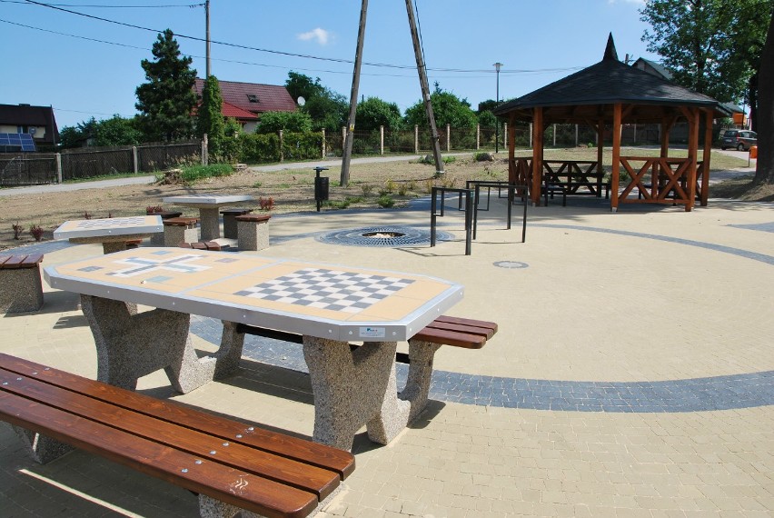 Park w Kluczach zyskał nowe oblicze. Pojawiły się stoły do gier, siłownia, plac zabaw i altana [ZDJĘCIA]