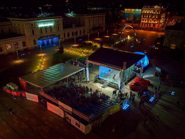 Krishome Squash Festival w Białymstoku. Na Rynku Kościuszki stanie szklany kort do squasha!