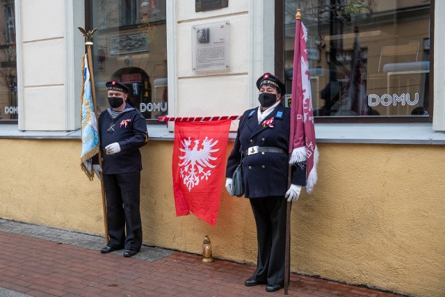 Podczas uroczystości obecna była pani Teresa Różańska-Zarzeczańska, sportsmenka, która przepłynęła wpław kanał La Manche oraz Tadeusz Musiał, prezes Towarzystwa Pamięci Powstania Wielkopolskiego. Zaprezentowano sztandar Czwartej Kompanii Marynarzy. Na jego głowicy znajduje się jest orzeł z łańcuchem zrywający kajdany.