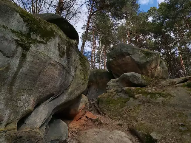 W Skamieniałym Mieście w Ciężkowicach świat realny harmonijnie łączy się ze świtem mrocznych opowieści i barwnych legend… Wyobraźnia potrafi tu płatać niezłe figle…