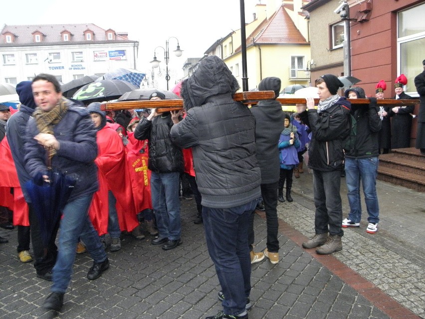 Krzyż ŚDM w Żorach: Adoracja i procesja [ZDJĘCIA]