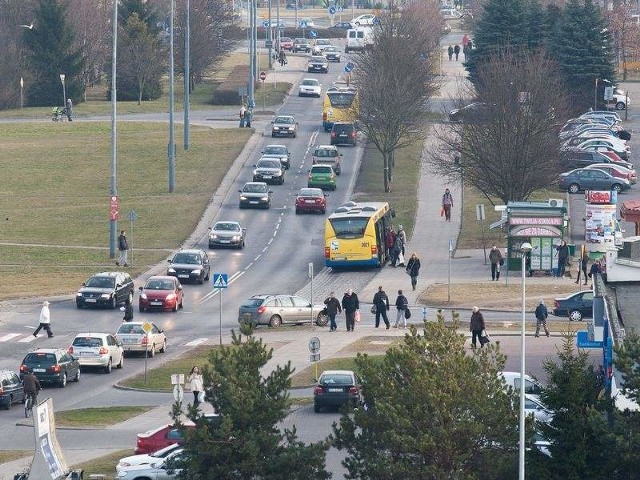 Słupska PO twierdzi, że prezydent ją szantażuje: jak nie będzie akwaparku, to nie będzie ringu.Tymczasem ring nie ma już wykonawcy. Zarząd Infrastruktury Miejskiej unieważnił wybór najkorzystniejszej oferty. 