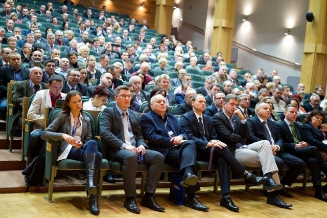 G jak gadżet. Bez wątpienia smartfon minister Barbary Kudryckiej, z którego obwieściła delegatom wyniki sondażu ogólnokrajowego dla Wiadomości. Ku pokrzepieniu serc. Jak u poety: "Miejcie nadzieję, nie tak lichą, marną&#8221;