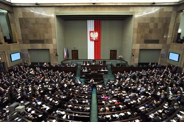 W Sejmie zasiada 460 posłów.
