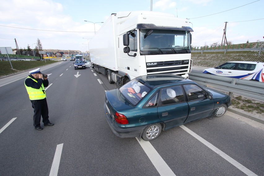 Wypadek w Kielcach. Ciężarówka zderzyła się z osobówką. Ranny mężczyzna