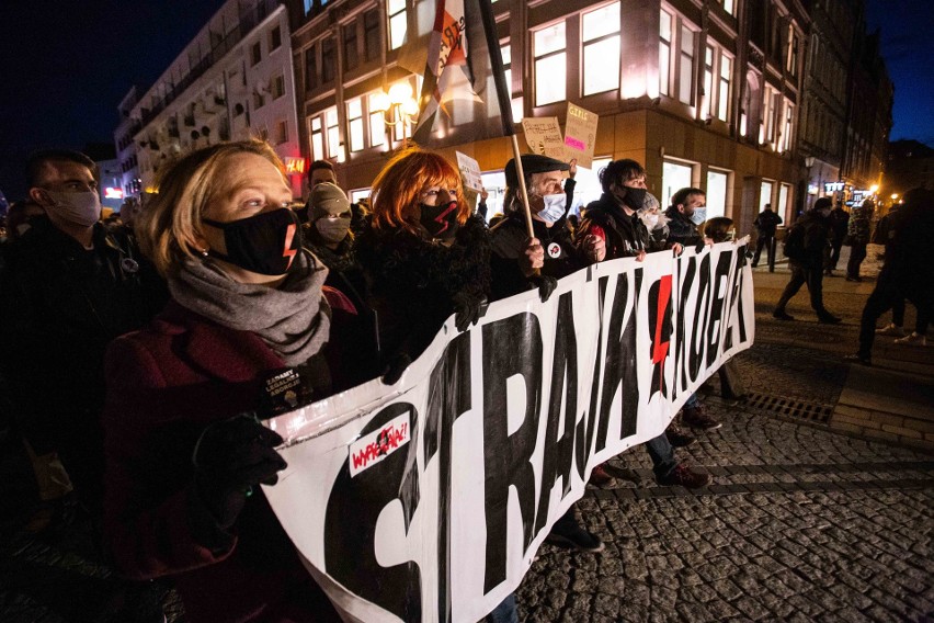 Gaz, zatrzymanie i karetka na marszu Strajku Kobiet we Wrocławiu. Co tam się wydarzyło?