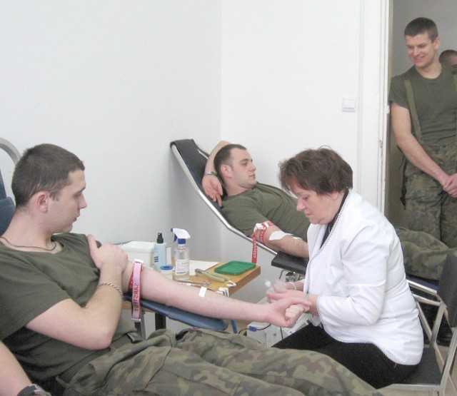 Tydzień temu żołnierze z najnowszego poboru oddali 13,5 litra krwi. W zamian dostali czekolady, które oddali dzieciom.