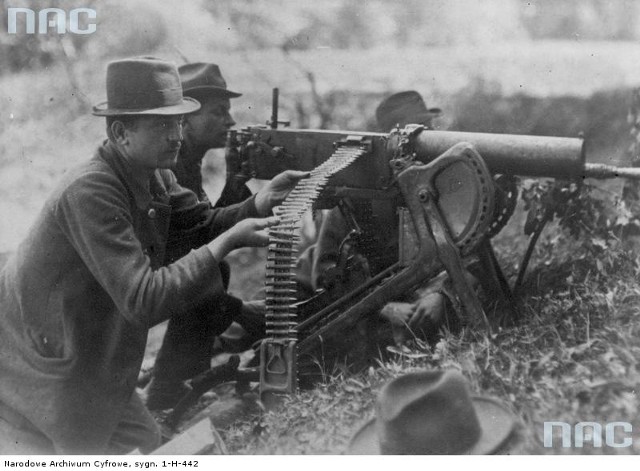 III powstanie śląskie - powstańczy ciężki karabin maszynowy Maxim wz. 1908 na podstawie saneczkowej w akcji nad Odrą.