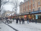 Zakopane. Krupówki znów zrobiły się białe. Śnieg już jednak nie przyciąga turystów 