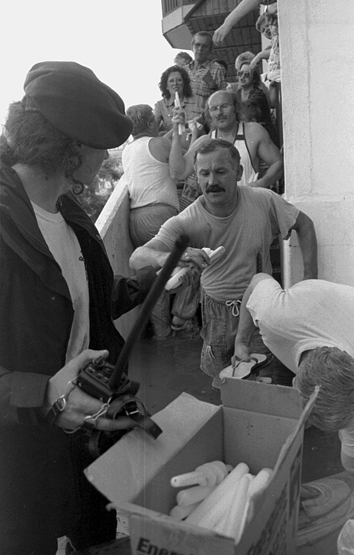 Wrocław 15-07-1997. Szczepin. Ludzie czekają na dostarczenie...