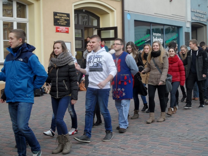 Ok. 200 osób tańczyło poloneza na rynku w Lublińcu