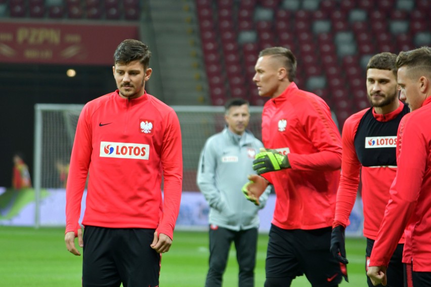 Reprezentacja Polski trenowała na Stadionie Narodowym. Kamil Jóźwiak i Łukasz Piszczek pracują z zespołem