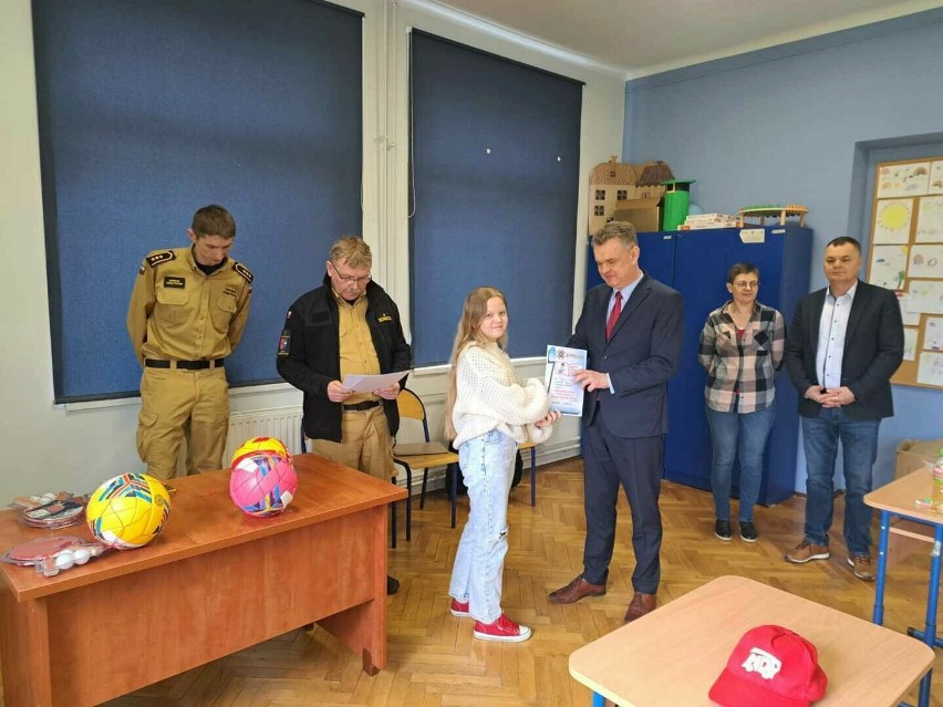 Dyplomy wręczał burmistrz Sławomi Kowalczyk