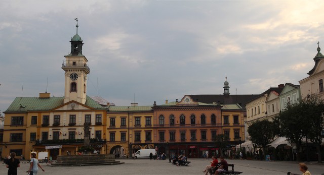 Na wieżę ratusza w Cieszynie wróci iglica zerwana przez wichurę. Zobacz kolejne zdjęcia. Przesuwaj zdjęcia w prawo - naciśnij strzałkę lub przycisk NASTĘPNE