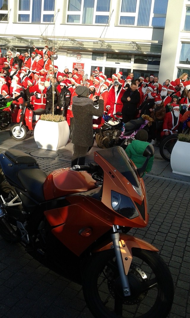 Szósty raz mikołaje na motocyklach zorganizowali plenerową imprezę charytatywną na rzecz Koszalińskiego Hospicjum oraz Domu Miłosierdzia. 