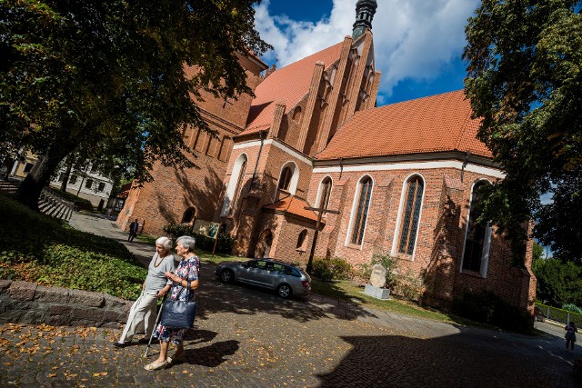 Zdaniem wojewody działka otaczająca katedrę nie jest pasem drogi gminnej, nie może być więc włączona w nową organizację ruchu wokół Starego Rynku.