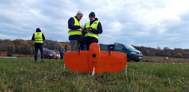 Podkarpaccy geodeci otrzymali nowoczesny dron do wykonywali pomiarów w terenie.