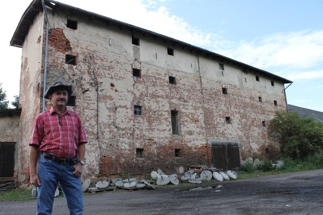 - To jedna z pamiątek po lasowickim majątku: magazyn zbożowy - mówi Lech Hrywna, autor książki o historii Lasowic Wielkich.