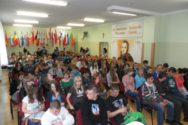Tłum gimnazjalistów z powiatu jędrzejowskiego odwiedził Zespół Szkół Ponadgimnazjalnych numer 1 w Jędrzejowie podczas Dni Otwartych Szkoły.