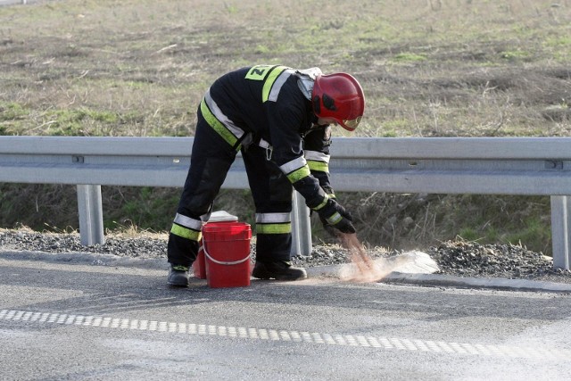 Na miejscu wypadku, na ul. Gdańskiej w Borównie, wciąż pracują służby, w tym strażacy