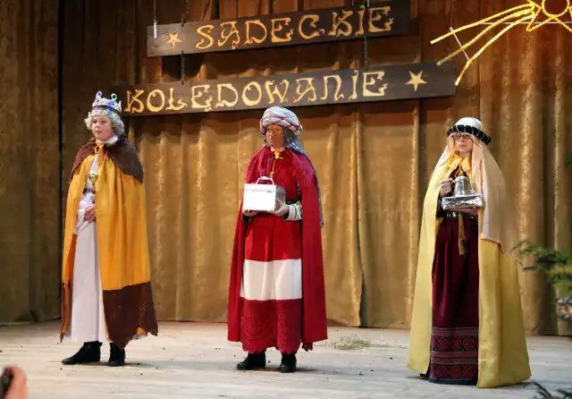 "Trzej Królowie" z Rąbkowej w gminie Łososina Dolna do kolędniczego występu przygotowywali się korzystając z rad  nauczycielki miejscowej szkoły Marii Hajdugi. Są pewni, że ta nauka nie poszła w las
