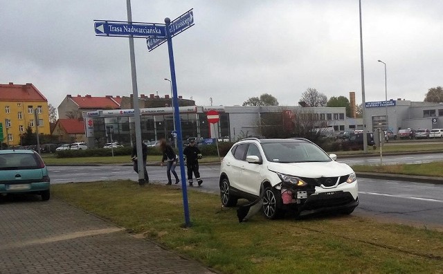 Do zderzenia nissana i peugeota doszło we wtorek 26 kwietnia na rondzie Kasprzaka. Peugeot po zderzeniu wpadł z drogi.Ze wstępnych ustaleń wynika, że winną kraksy jest kierująca nissanem. Na rondzie wymusiła pierwszeństwo i uderzyła w peugeota, którego kierowca stracił panowanie pojazdem. Auto wypadło z drogi i wpadło do rowu. Na szczęście nikomu nic się nie stało. Przy wyciąganiu peugeota niezbędna była pomoc drogowa.Autor: Piotr JędzuraPrzeczytaj też:   Ładujesz w firmie prywatny telefon? Nawet nie wiesz, że możesz łamać prawo