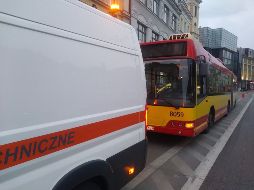 Według relacji kierowcy autobusu, młoda kobieta kierująca...