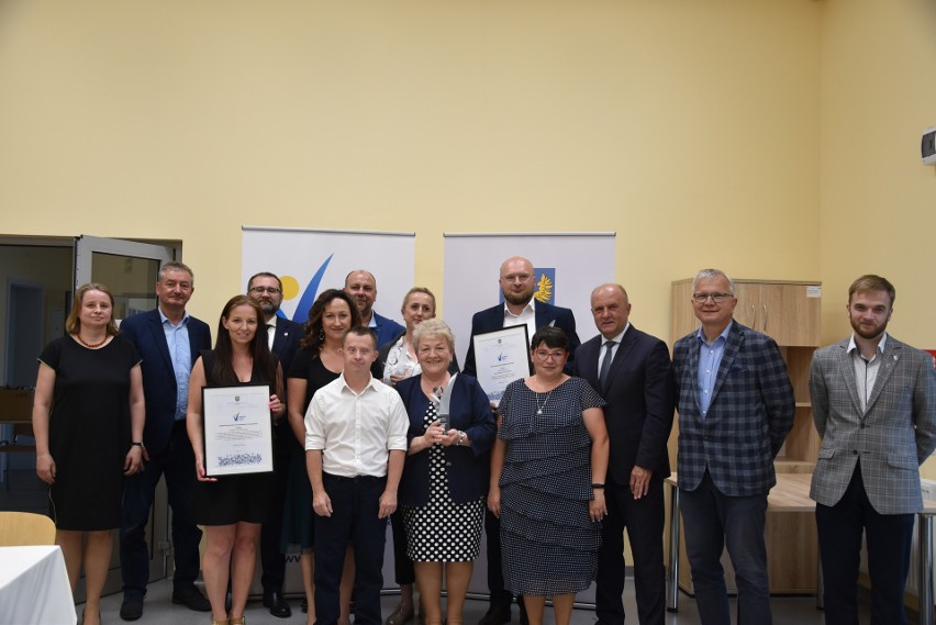 Marszałek Andrzej Buła wręczył nagrody "Opolska Marka 2021" firmom i organizacjom z powiatów kluczborskiego, namysłowskiego i oleskiego.