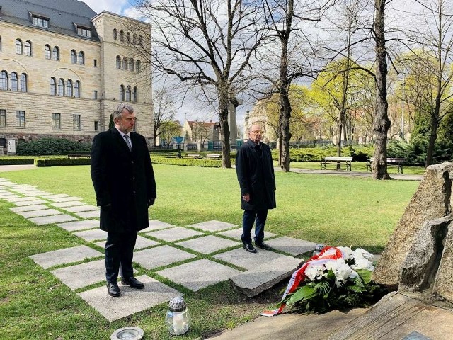 Marszałek Marek Woźniak i Wojciech Bogajewski, prezes  Stowarzyszenia „Katyń” składają kwiaty
