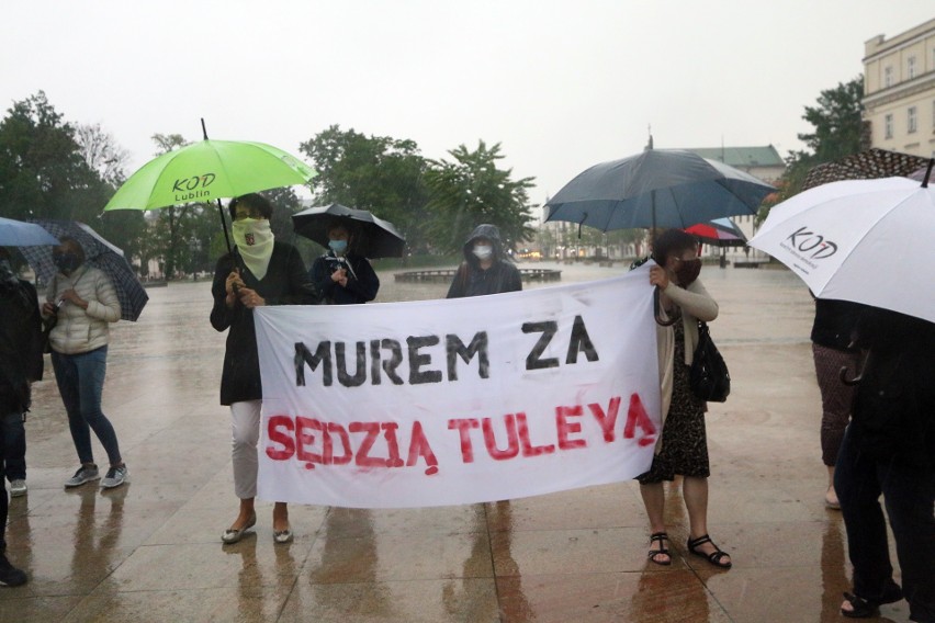 Manifestacja KOD na pl. Litewskim w strugach deszczu