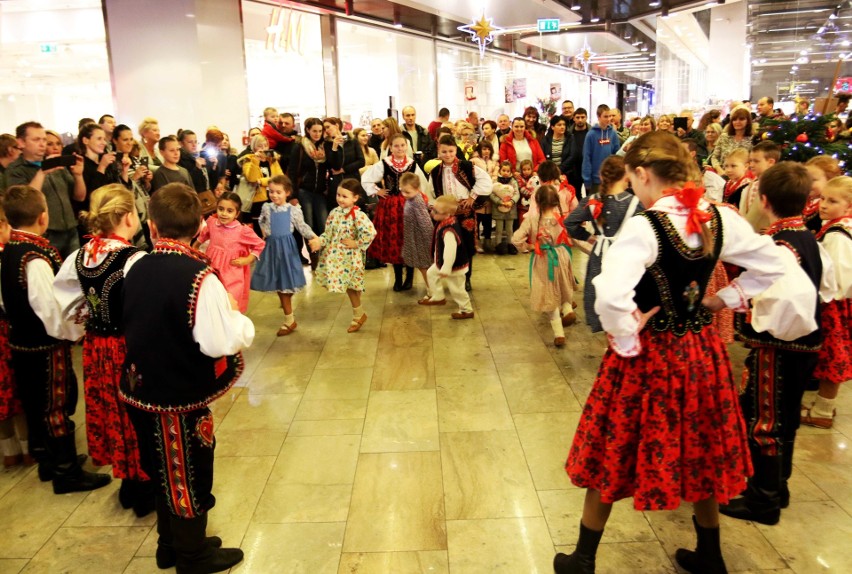 Mała Helenka zdobyła Trzy Korony. Koncert oklaskiwał tłum gości sądeckiej galerii [ZDJĘCIA]