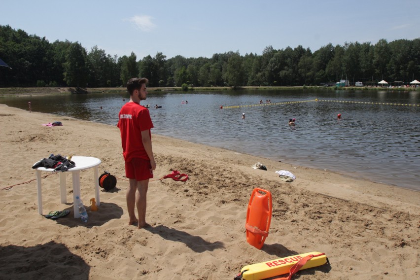 Kąpielisko strzeżone w Dolinie Trzech Stawów już otwarte ZDJĘCIA W Katowicach można popływać oraz pograć w siatkówkę i tenisa stołowego