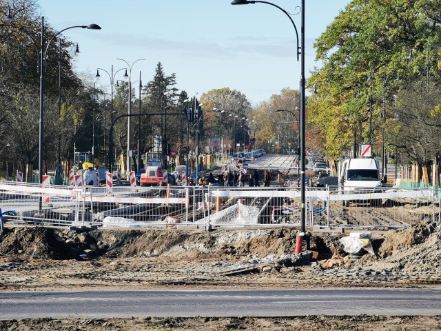 Pierwszy etap prac przy przebudowie pl. Rapackiego w Toruniu trwa nadal, chociaż miał się zakończyć latem. Wciąż również nie ma zgody na przejście do drugiego etapu. Kwietniowy wniosek o wydanie zezwolenia na przebudowę al. Jana Pawła II nie został rozpatrzony, ponieważ nie spełniał wymogów.>>>>CZYTAJ DALEJ