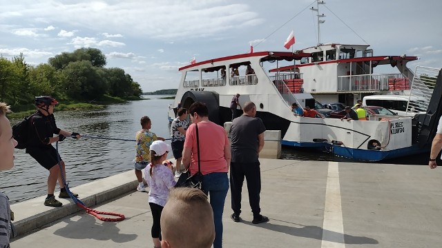 Bocznokołowy prom "Flisak" nie może już bezpiecznie przewozić pasażerów - poziom Wisły jest za niski